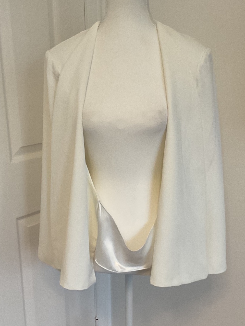 ⭐️Honey’s Chelsea Open Cape Blazer - size M - Picture 4 of 7